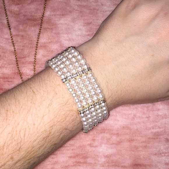 Pearl bracelet with silver detail between sections - Picture 3 of 3